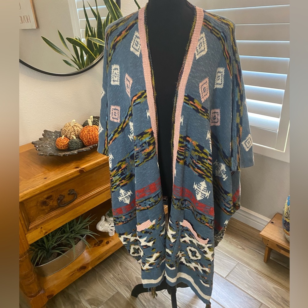 SUNDANCE kimono beautiful Aztec patterns, hobo fun excellent quality